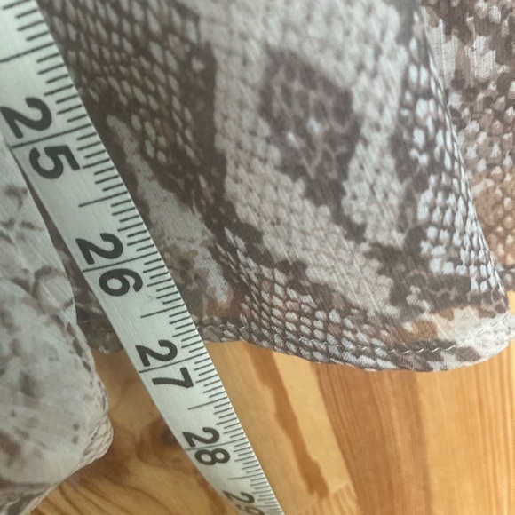🛍️ 2/$20 🛍️ Banana Republic sheer snakeskin print blouse (XL) - Picture 7 of 7